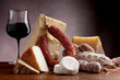 mix di formaggi salumi e bicchiere di vino