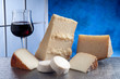 mix di formaggi e bicchiere di vino mix di formaggi e bicchiere di vino