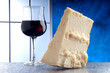 grana e bicchiere di vino rosso