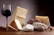 mix di formaggi salumi e bicchiere di vino mix di formaggi salumi e bicchiere di vino