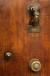 vieille porte avec un heurtoir