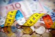 Mètre ruban et monnaie d'euro