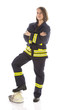 Junge Feuerwehrfrau in Uniform mit Feuerwehrhelm
