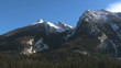 schwenk vom winterlichen see ins gebirge