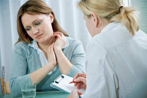 Foto: young woman in a conversation with a psychologist young woman in a conversation with a psychologist