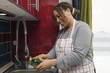 Femme faisant la vaisselle