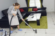 Passer l'aspirateur dans le salon