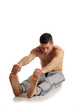 uomo fa stretching