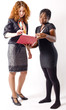 femmes actives consultent un dossier