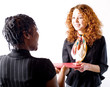 femmes actives se passent un dossier