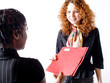 femmes actives se passent un dossier