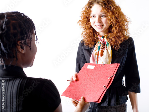 femmes actives se passent un dossier
