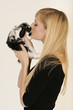 junge Frau mit Hase