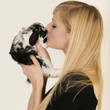 junge Frau mit Hase