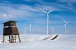 Jagdsitz und Windräder im Winter