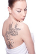 femme brune au tatouage