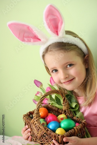 Photo : kleiner, süßer Osterhase mit Blumen kleiner, süßer Osterhase mit Blumen