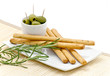Plat de gressins au romarin et olives vertes