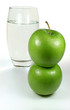 Äpfel vor Wasserglas