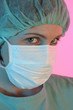 OP-Frau mit skeptischem Blick