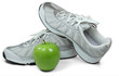 Apfel vor Sportschuhen