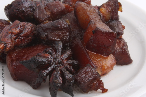 Caramelized pork with star anise and cardamom / 红烧肉