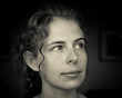 Foto: junge blonde Frau nachdenklich, monochrom junge blonde Frau nachdenklich, monochrom