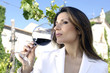 donna che assaggia il vino