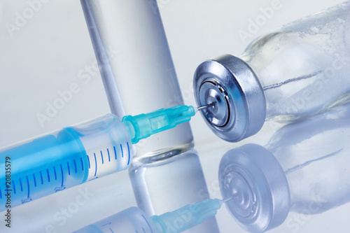 Foto: medicine vials and syringe medicine vials and syringe