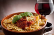 ciotola di farfalle al sugo di pomodoro e basilico