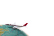 Flugzeug auf Globus mit Textfreiraum