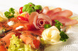 Gourmetplatte mit Lachs, Lachsschinken und Käse Gourmetplatte mit Lachs, Lachsschinken und Käse