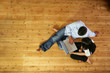 couple assis sur parquet avec ordinateur portable