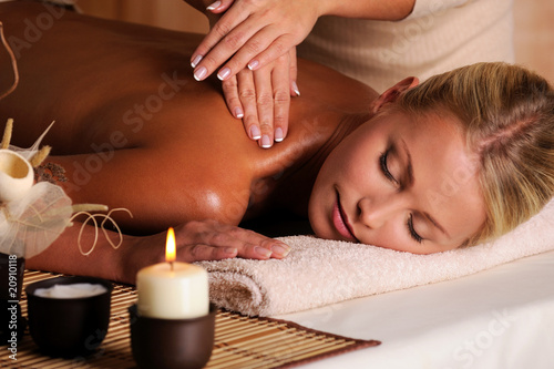Foto: masseur doing massaging of female neck masseur doing massaging of female neck