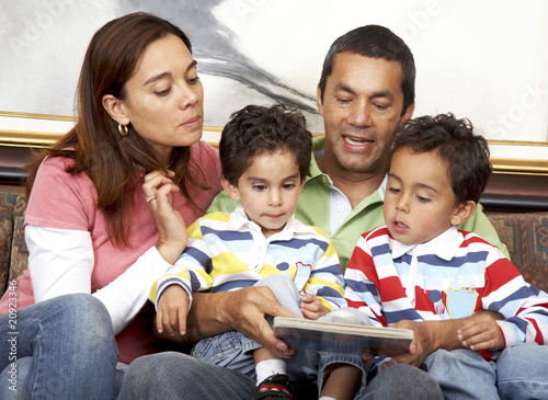 Photo: family lifestyle portrait family lifestyle portrait
