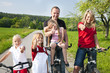 Familie fährt Fahrrad