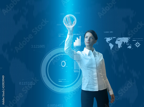 Foto: Attractive brunette young woman in futuristic interface Attractive brunette young woman in futuristic interface