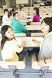 振り返る大学生達