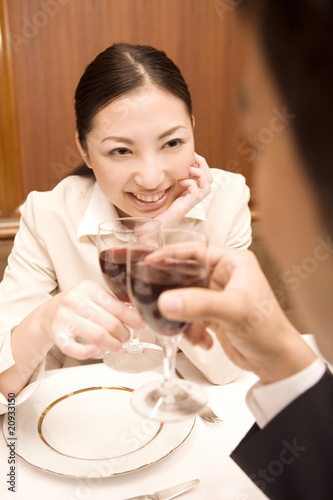 Photo: 乾杯するカップル 乾杯するカップル