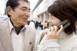 電話で話中の妻とその夫