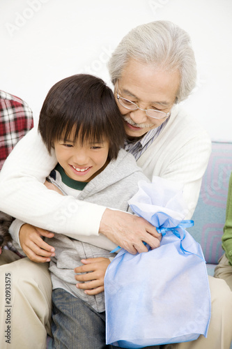 Photo: 孫を抱きしめる祖父 孫を抱きしめる祖父