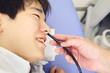内視鏡を患者の鼻から差し込む医者の手元