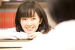 図書室で勉強する学生