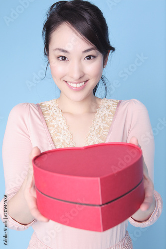 Photo: プレゼントを手渡しする女性 プレゼントを手渡しする女性