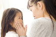 子供のほっぺたに触れる母親