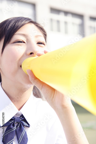 Photo: メガホンで応援する女子高校生 メガホンで応援する女子高校生