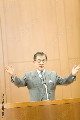 Photo: 講演中の男性 講演中の男性