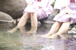 温泉に足をつけている女性