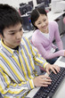 パソコンで勉強する学生