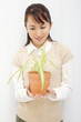 鉢植えを持つ女性